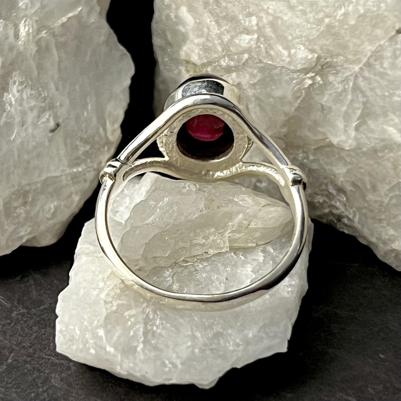 GARNET RING V-BAND W/ KNOT (30% OFF ONLINE ONLY)