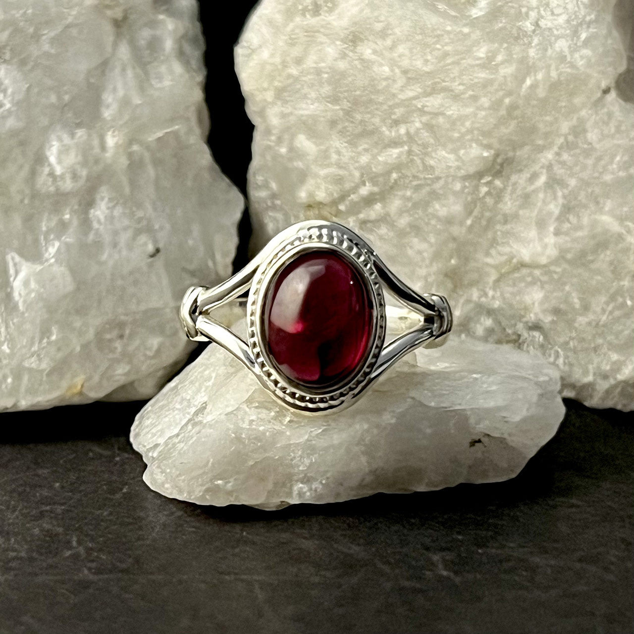 GARNET RING V-BAND W/ KNOT (30% OFF ONLINE ONLY)