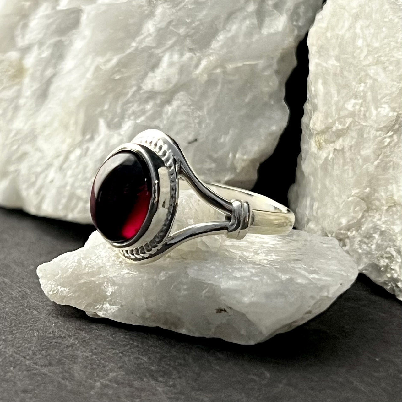 GARNET RING V-BAND W/ KNOT (30% OFF ONLINE ONLY)