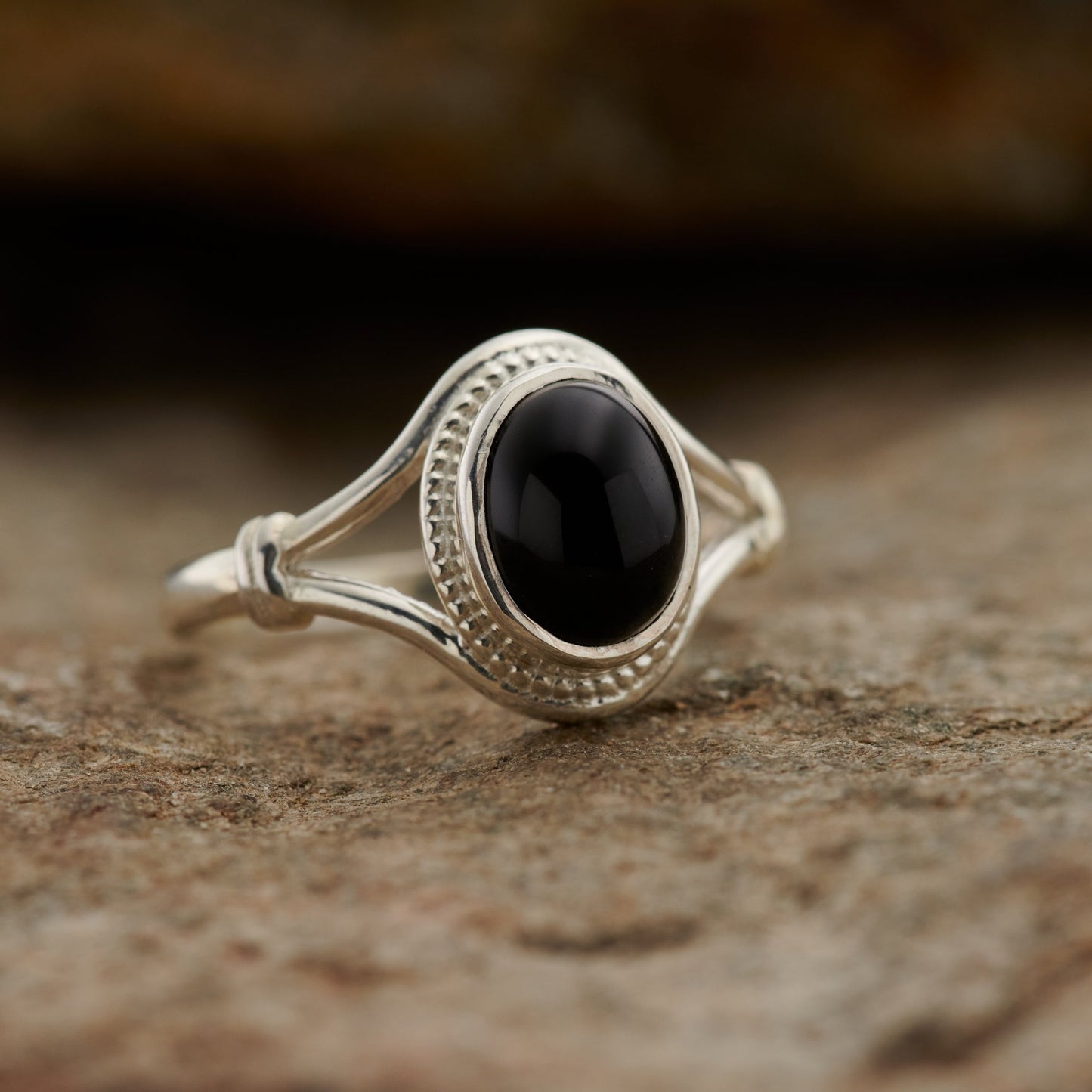 BLACK ONYX RING V-BAND W/ KNOT (30% OFF ONLINE ONLY)