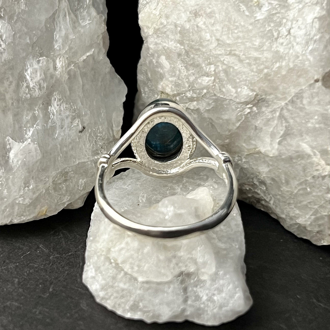 BLUE APATITE RING V-BAND W/ KNOT (30% OFF ONLINE ONLY)