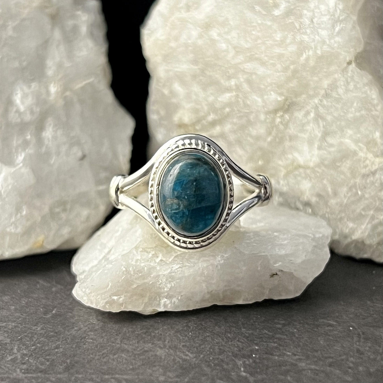 BLUE APATITE RING V-BAND W/ KNOT (30% OFF ONLINE ONLY)