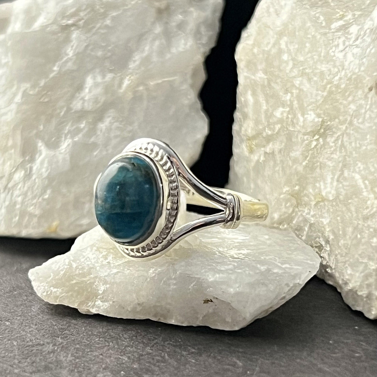 BLUE APATITE RING V-BAND W/ KNOT (30% OFF ONLINE ONLY)