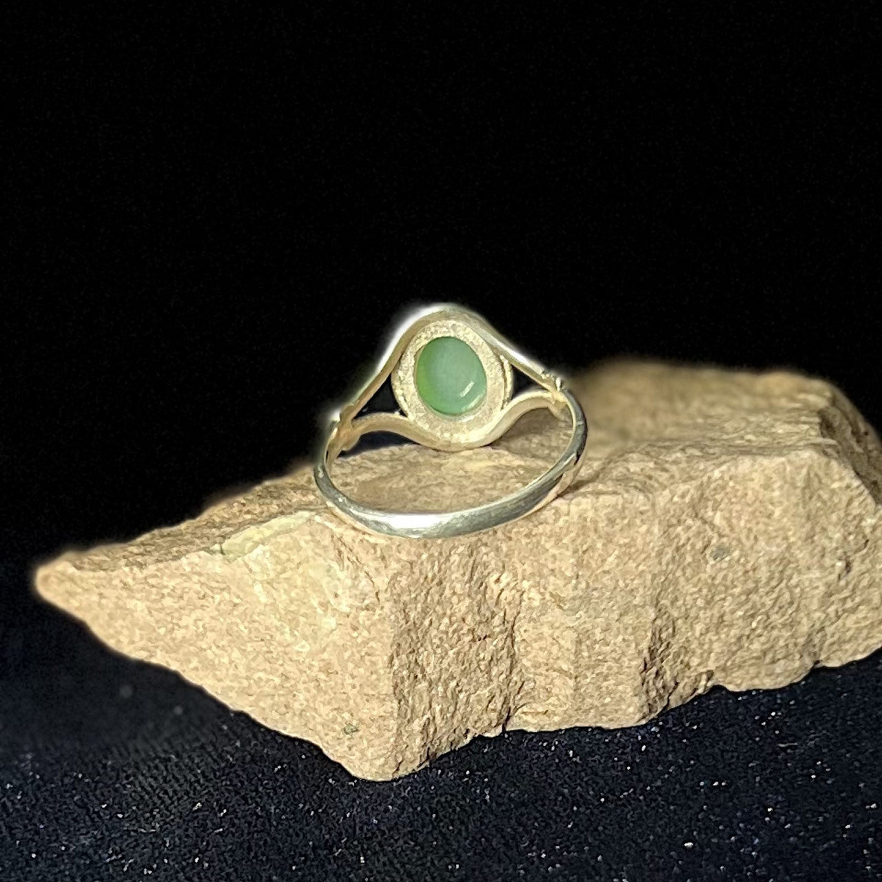 CHRYSOPRASE RING V-BAND W/KNOT (30% OFF ONLINE ONLY)