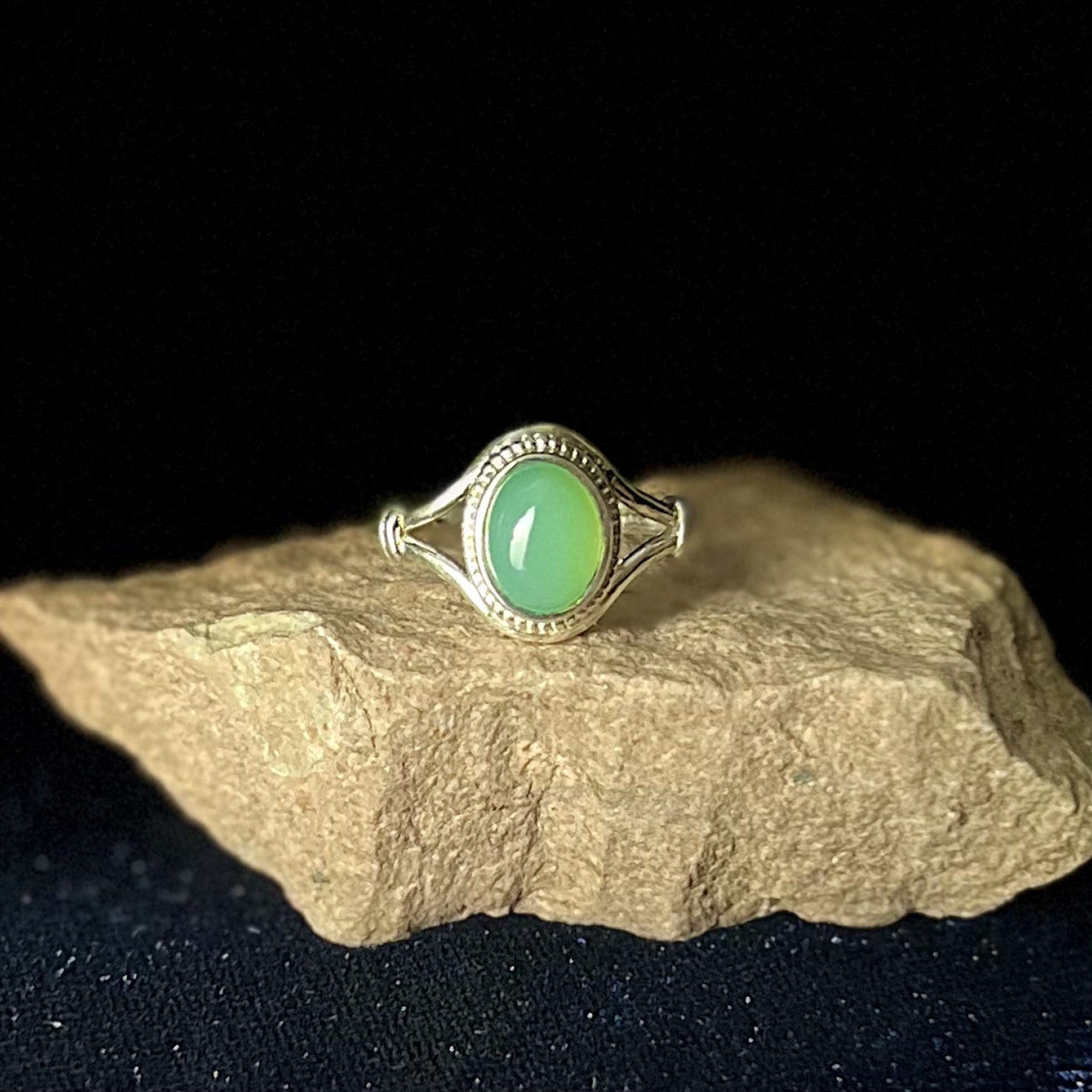 CHRYSOPRASE RING V-BAND W/KNOT (30% OFF ONLINE ONLY)