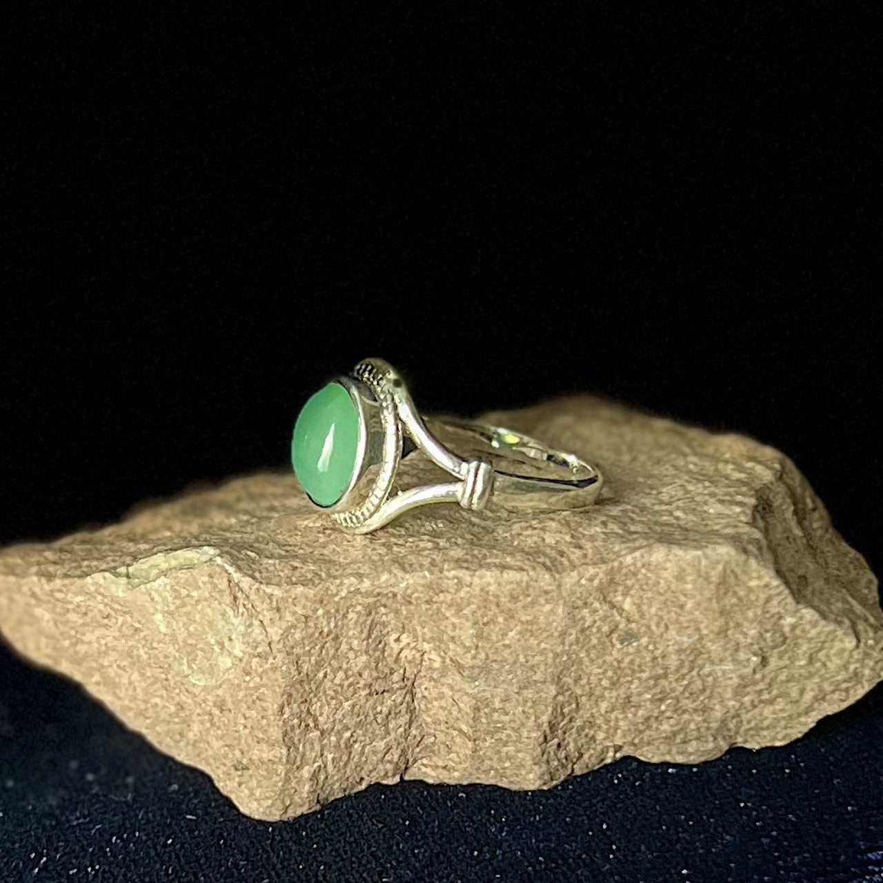 CHRYSOPRASE RING V-BAND W/KNOT (30% OFF ONLINE ONLY)