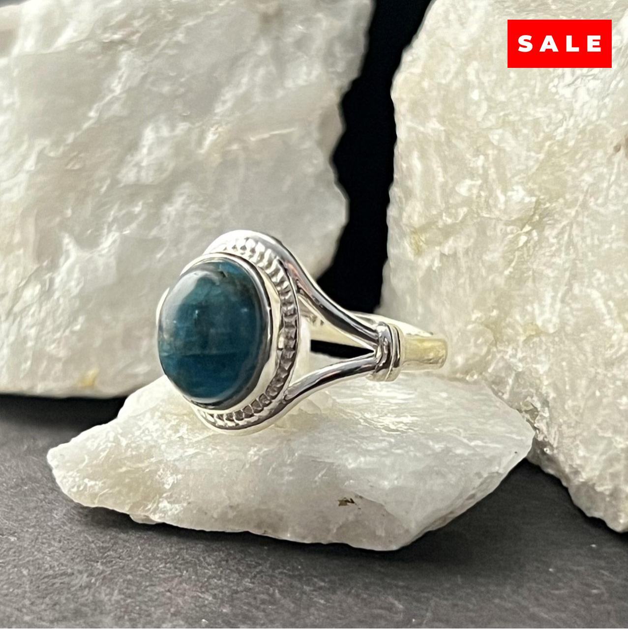 BLUE APATITE RING V-BAND W/ KNOT (30% OFF ONLINE ONLY)