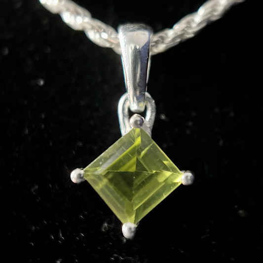 PERIDOT STERLING SILVER 5X5 SQ PENDANT