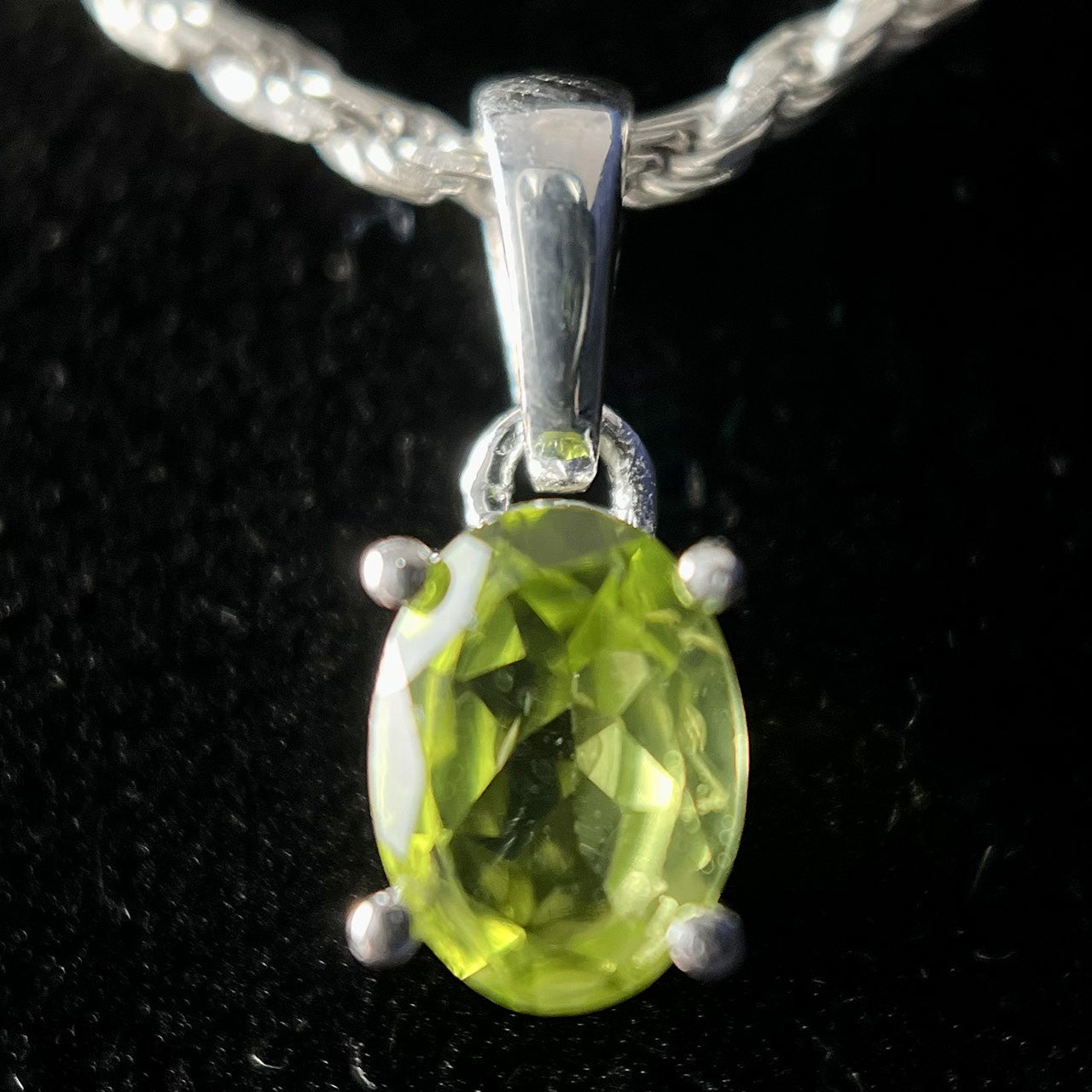 PERIDOT STERLING SILVER 7X5 OVAL PENDANT