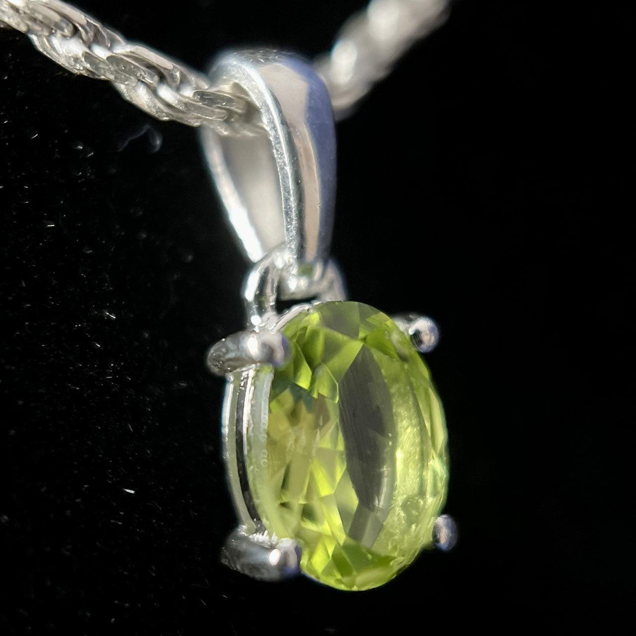 PERIDOT STERLING SILVER 7X5 OVAL PENDANT